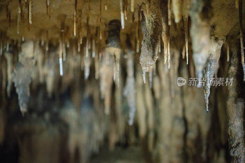 钟乳石旅游景点是泰国庄勒考考洞(Le Khao Kop Cave)